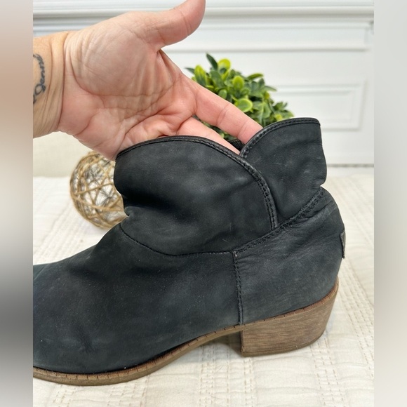 UGG “Darling” Suede Ankle Boots in Black Size 9.5 - Picture 4 of 5